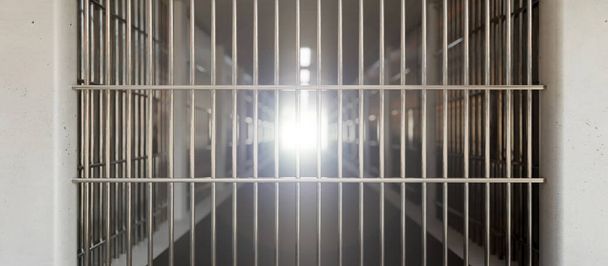 Concepto de condena y encarcelamiento, corredor del edificio de la prisión, celda de la cárcel y puerta cerrada de barras de metal, interior vacío de la instalación oscura. 3d renderizar - Foto, Imagen
