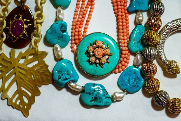 Women's turquoise jewelry and many other things. - Фото, изображение