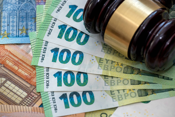 juez de madera martillo en billetes de euro. Derecho o concepto jurídico - Foto, Imagen