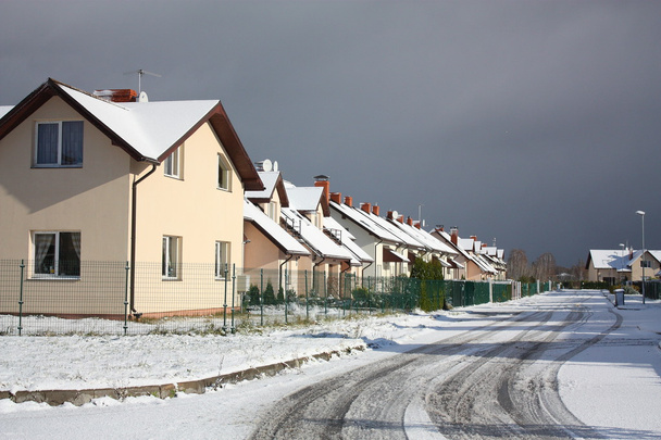 Vista na rua com casas no inverno
 - Foto, Imagem