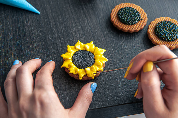 Handgemaakte bloemenvormige peperkoek maken, snoep maken workshop, professionele banketbakker koekjes maken met room. - Foto, afbeelding