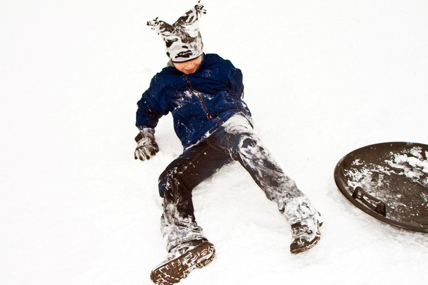 Bambino slittino giù per la collina nella neve, bianco inverno
 - Foto, immagini