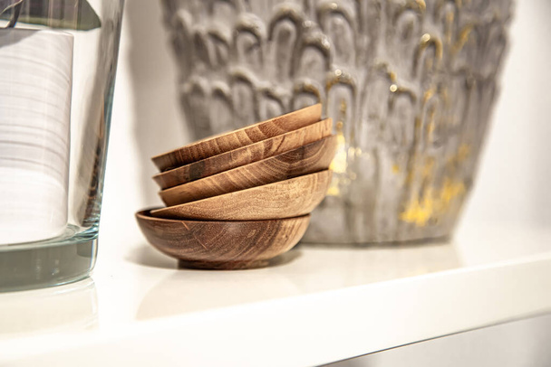 Close-up, small wooden plates in the interior of the kitchen, the concept of eco utensils. - Foto, Bild