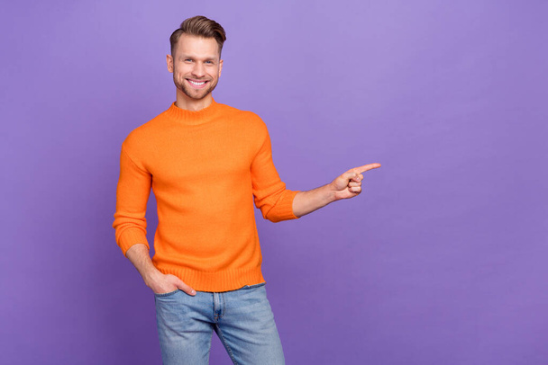 Photo of cheerful confident businessman promote black friday shopping season isolated on violet color background - Φωτογραφία, εικόνα