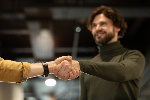 Conclusão do contrato e acordo bem sucedido. Empreendedor feliz apertando as mãos com seu parceiro de negócios no escritório - Foto, Imagem