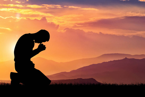 Силуэт христианских молитвенных рук Духовные и религиозные люди молятся Богу Христианские концепции - Фото, изображение
