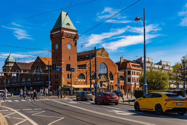 Wrocław, Polska - kwiecień 2021: Fasada z wieżą dawnej hali targowej w centrum miasta - Zdjęcie, obraz