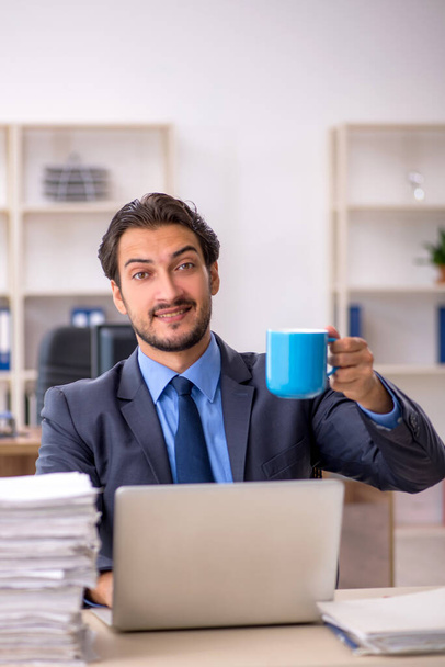Young male employee drinking coffee during break - Foto, Imagem