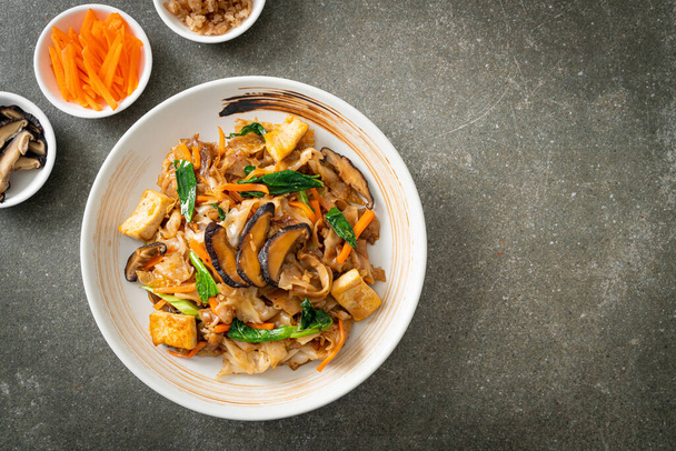 stir-fried noodles with tofu and vegetables - vegan and vegetarian food style - 写真・画像