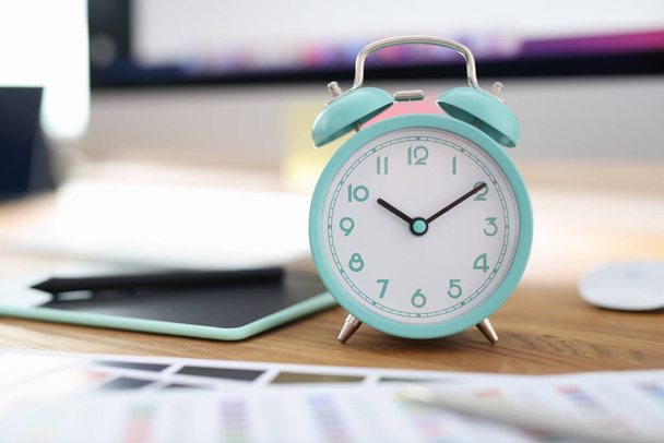 Alarm hodiny pro deset hodin na pracovišti v kanceláři - Fotografie, Obrázek