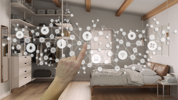 スマートホームインターフェイス、幾何学的背景、接続された線と物事システムのインターネットを示す点、ウォークインクローゼット、ホームオートメーションを備えた寝室の上に手のアイコンを指す - 写真・画像