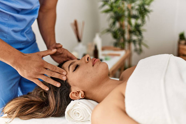 Frau reciving kopf massage im beauty center. - Foto, Bild