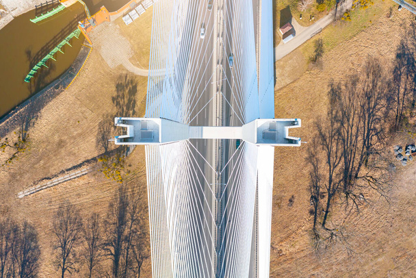 Énorme pont blanc avec pylônes, photo aérienne, Wroclaw, Pologne - Photo, image