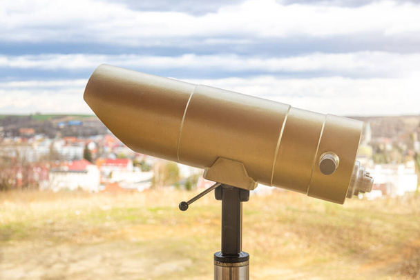Binoculares estacionarios para la plataforma de observación. catalejo para observación - Foto, imagen
