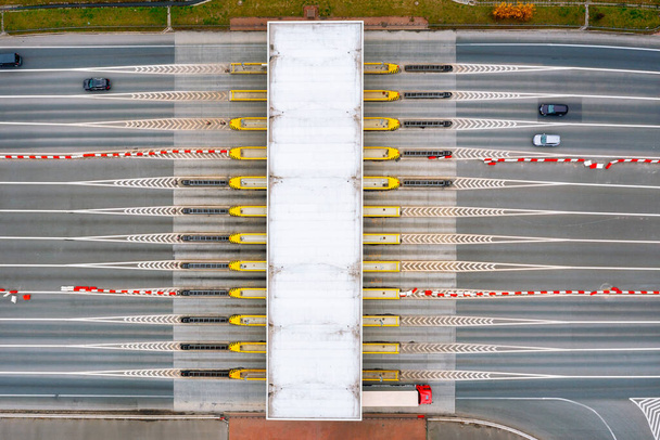Вид с высоты контрольно-пропускного пункта. Автомобили проходят через автоматическую платную будку на платной дороге в Европе. Польша - Фото, изображение