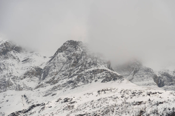 Перевал Сан-Бернардино, Швейцария 3 апреля 2022 года Ошеломляющие снежные Альпы на пути между Грисоном и Тичино - Фото, изображение
