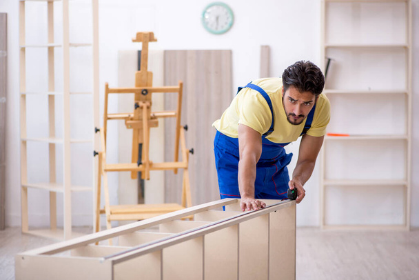 Jeune charpentier masculin travaillant à la maison - Photo, image