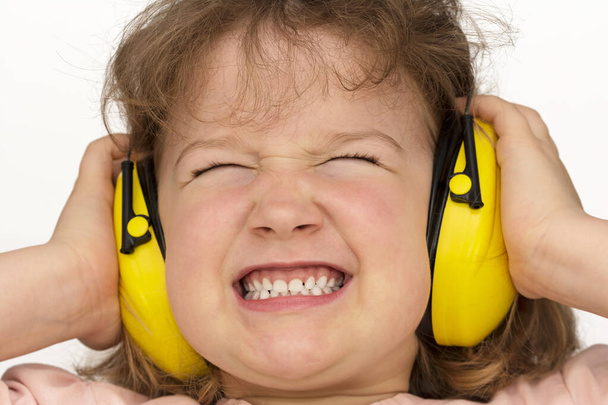 ¡El ruido apesta! Niño usa protección auditiva - Foto, Imagen