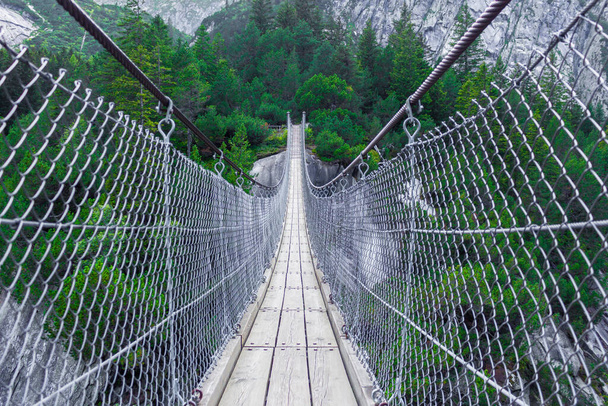 Vista de uma ponte suspensa - Foto, Imagem