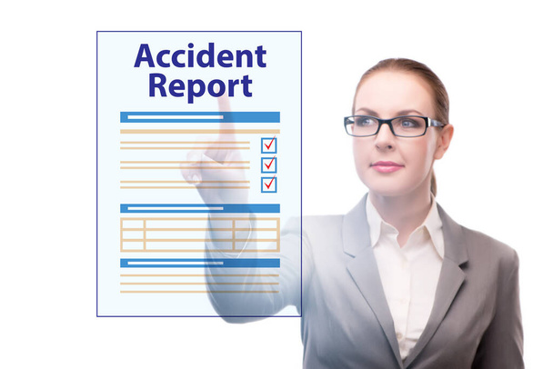 Businesswoman nyomja gombok virtuális baleseti jelentés - Fotó, kép