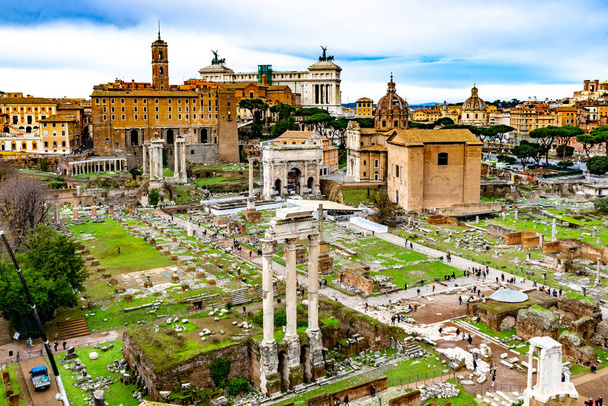 4. Dezember 2022 - Rom, Italien: Rundblick über das Forum Romanum mit Saturntempel, Bögen und Säulenresten. - Foto, Bild