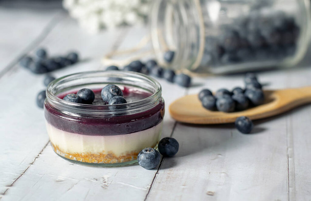Tasty blueberry cheesecake with fresh sweet blueberries - Fotoğraf, Görsel