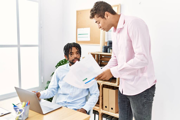 Двоє чоловіків бізнесменів обговорюють роботу в офісі
 - Фото, зображення