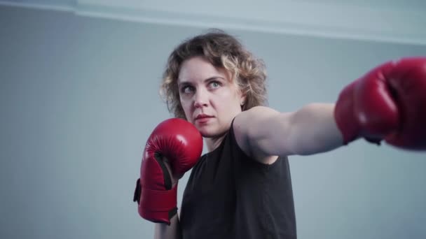 mooie sportieve vrouw poseren dragen bokshandschoenen - Video