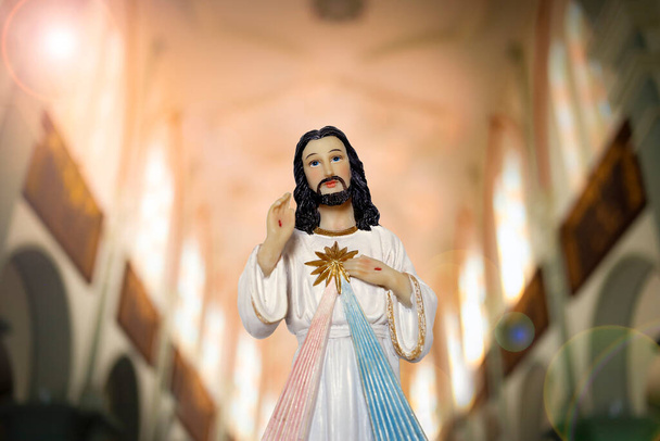 Patsas edustaa armollinen Jeesus Kristus, jumalallinen armoa - katolinen symboli
 - Valokuva, kuva