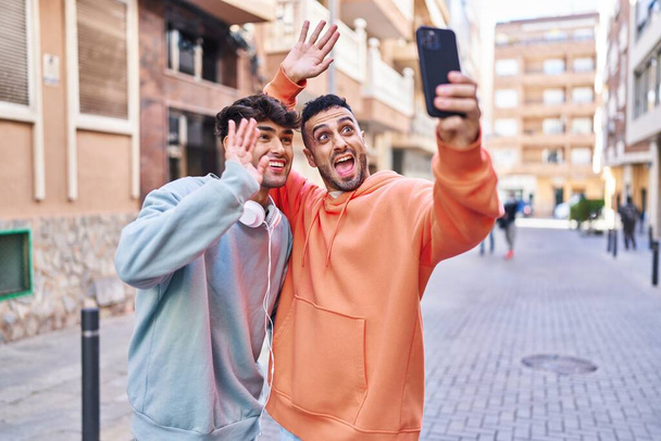 Δύο άνδρες ζευγάρι κάνει selfie από το smartphone στο δρόμο - Φωτογραφία, εικόνα