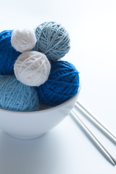 Colored balls of wool for knitting and needles - Valokuva, kuva