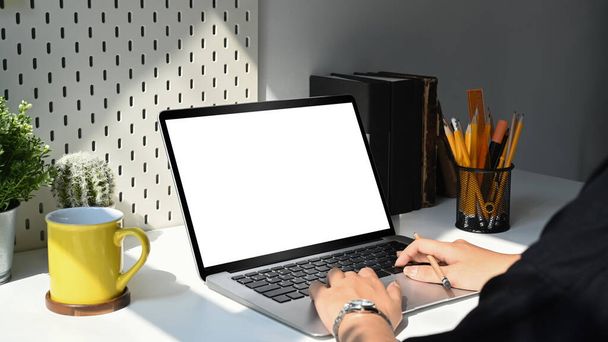 Vista sobre la mujer joven hombro navegación por Internet con ordenador portátil en casa.  - Foto, imagen