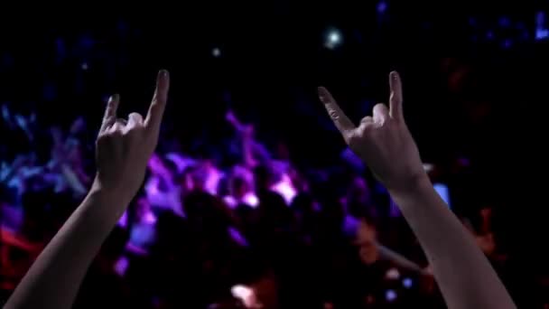 Female Hands haciendo Horns Sign apoyando a Favorite Rock Band en el concierto nocturno. Primer plano. - Imágenes, Vídeo