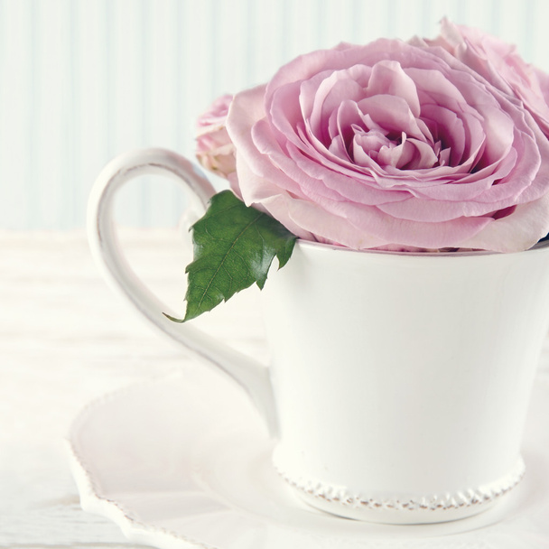 ロマンチックなピンクの roses2 のブーケで満たされたカップ - 写真・画像