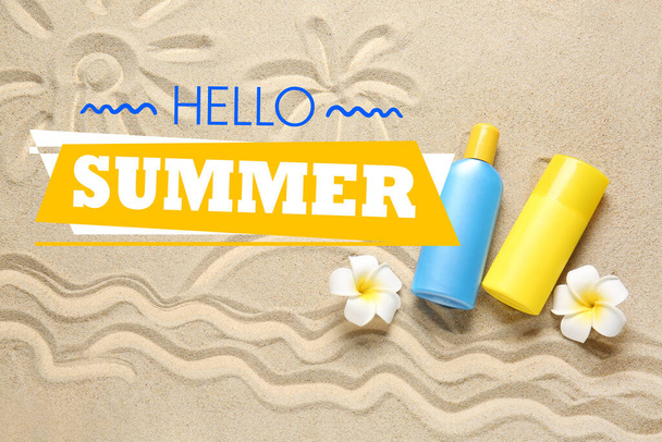 Bouteilles de crème solaire sur sable avec dessin de station tropicale. Bonjour Summer - Photo, image
