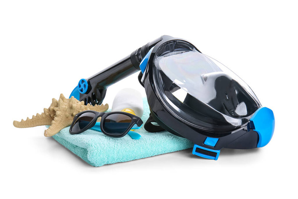 Strand accessoires met moderne snorkelen masker op witte achtergrond - Foto, afbeelding