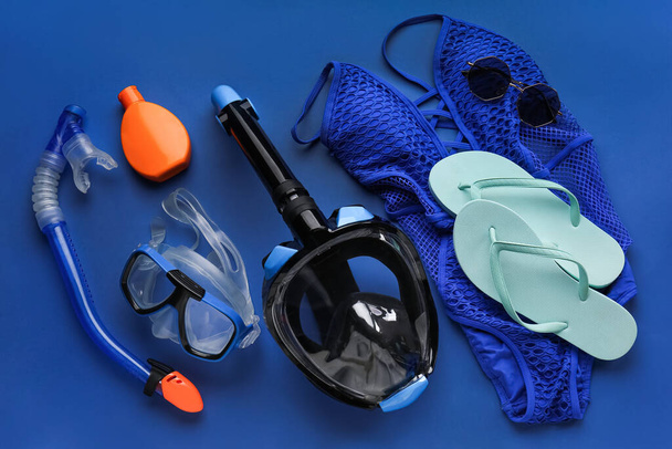 Strand accessoires met snorkelen maskers op blauwe achtergrond - Foto, afbeelding