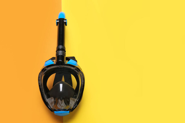 Modern snorkelen masker op kleur achtergrond - Foto, afbeelding