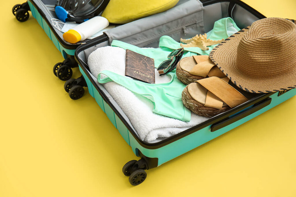 Bőrönd női strand tartozékok és búvármaszk sárga alapon - Fotó, kép