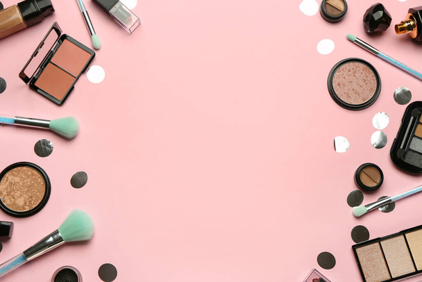 Σύνθεση με πινέλα μακιγιάζ και καλλυντικά προϊόντα σε ροζ φόντο - Φωτογραφία, εικόνα