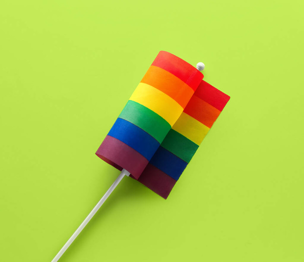 Bandera LGBT sobre fondo verde - Foto, imagen