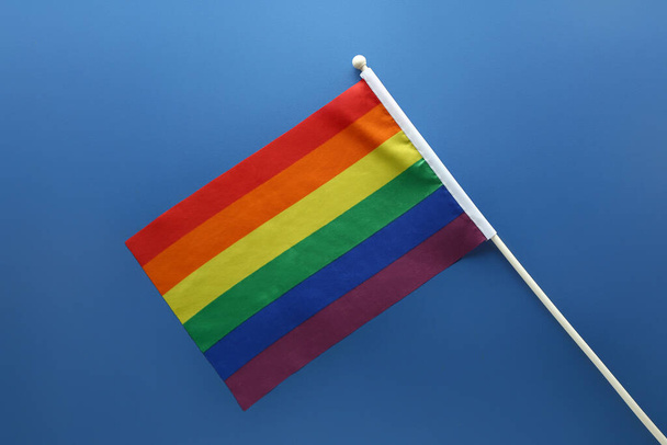 σημαία ΛΟΑΤ σε μπλε φόντο - Φωτογραφία, εικόνα