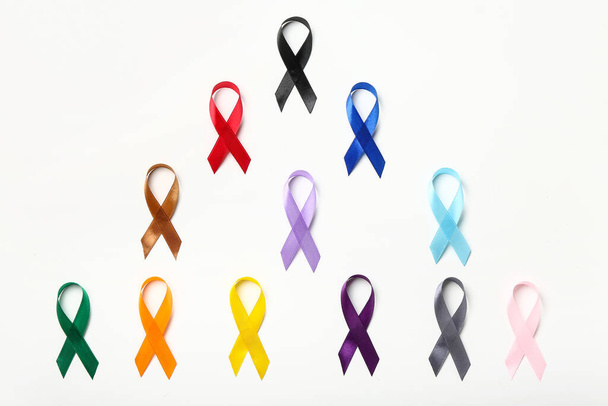 Conjunto de fitas de consciência sobre fundo branco. Conceito do Dia Mundial do Câncer - Foto, Imagem