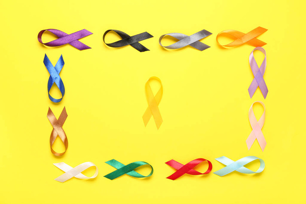 Conjunto de fitas de consciência coloridas no fundo amarelo. Dia Mundial do Cancro - Foto, Imagem