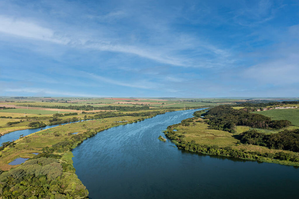 tronçon du canal de la voie navigable tiete-parana, sur la rivière tiete - vue sur drone - Photo, image