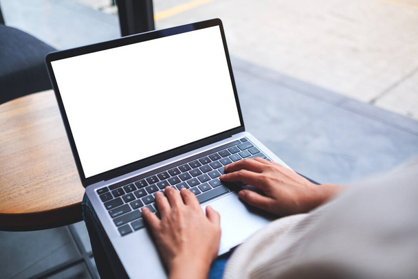 Макет зображення жінки, яка використовує і друкує на клавіатурі комп'ютера ноутбука з порожнім білим екраном стільниці
  - Фото, зображення