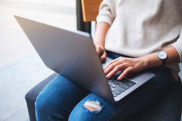 Zbliżenie wizerunku businesswoman pracy i pisania na laptopie - Zdjęcie, obraz