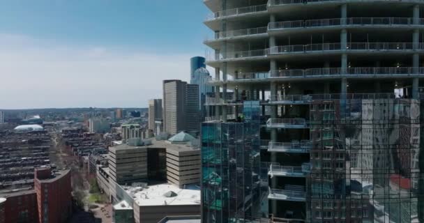 Slide e pan footage di costruzione di nuovi grattacieli con facciata in vetro lucido. Boston, Stati Uniti - Filmati, video