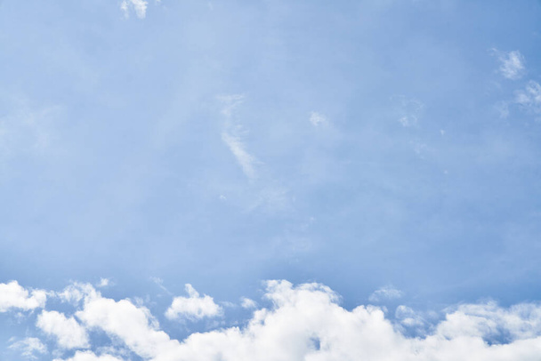 Kaunis sininen taivas pilvien kanssa aurinkoisena päivänä - Valokuva, kuva