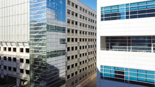 Luftaufnahme von Wolkenkratzern Bürogebäude mit Glasfenstern Reflexion in der Innenstadt von Oklahoma City. Hochhaustürme moderne Architektur Hintergrund. - Foto, Bild